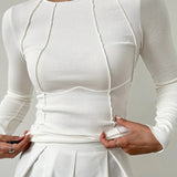 Dopasowany prążkowany top damski z długim rękawem i przeszyciami