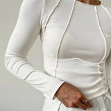 Dopasowany prążkowany top damski z długim rękawem i przeszyciami