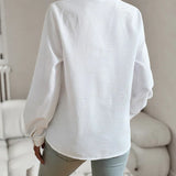 Koszula damska z falbanką przy dekolcie – elegancki klasyk