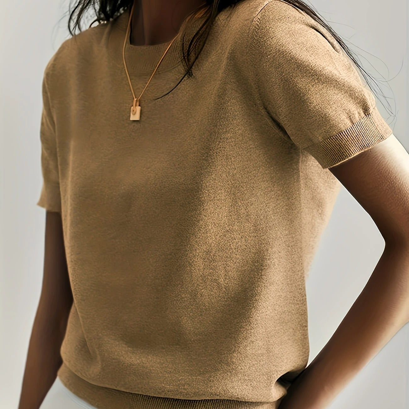 Dzianinowy t-shirt damski z krótkim rękawem – elegancki basic
