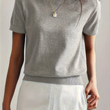 Dzianinowy t-shirt damski z krótkim rękawem – elegancki basic