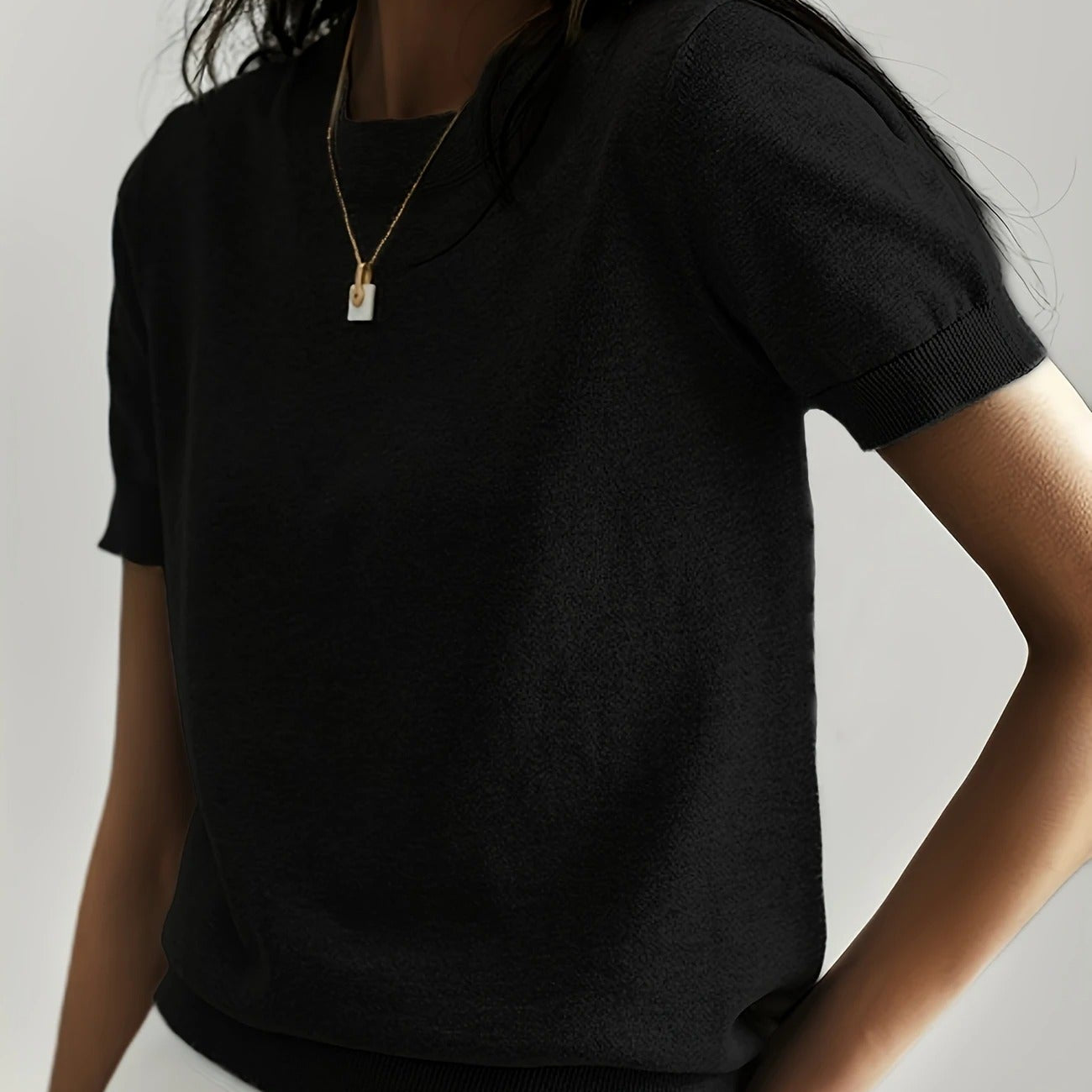 Dzianinowy t-shirt damski z krótkim rękawem – elegancki basic