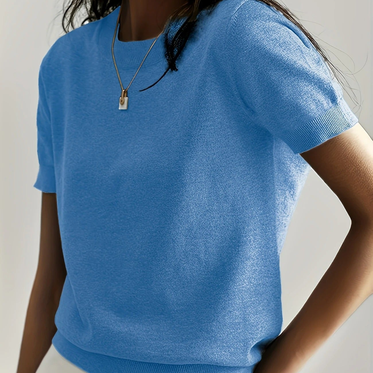 Dzianinowy t-shirt damski z krótkim rękawem – elegancki basic