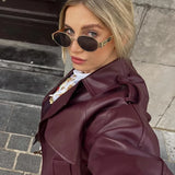 Stylowa kurtka damska z ekoskóry z paskiem