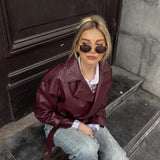 Stylowa kurtka damska z ekoskóry z paskiem