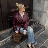 Stylowa kurtka damska z ekoskóry z paskiem