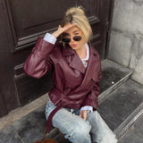 Stylowa kurtka damska z ekoskóry z paskiem