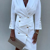 Elegancka sukienka marynarkowa z ozdobnymi guzikami