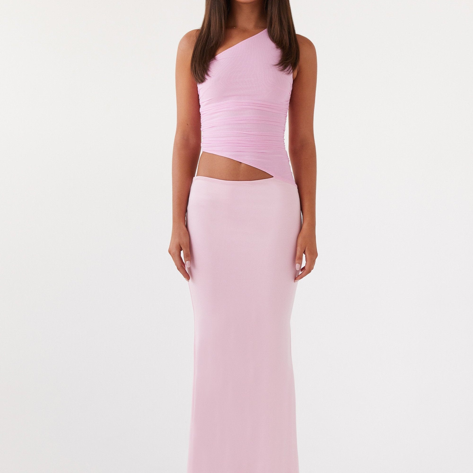 Sukienka maxi z wycięciem na biodrze i odkrytymi plecami