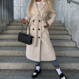 Elegancki płaszcz dwurzędowy midi z kołnierzem