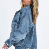 Klasyczna kurtka jeansowa oversize – modna katana damska na każdą porę roku