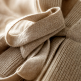 Damska dzianinowa kamizelka z paskiem w talii