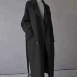 Wełniany płaszcz oversize z paskiem i kołnierzem