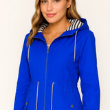 Kurtka damska przeciwdeszczowa z kapturem – lekka parka na wiosnę i jesień