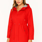 Kurtka damska przeciwdeszczowa z kapturem – lekka parka na wiosnę i jesień