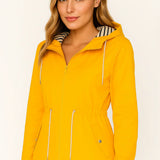 Kurtka damska przeciwdeszczowa z kapturem – lekka parka na wiosnę i jesień