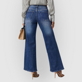 Jeansowe spodnie damskie z rozszerzaną nogawką – modny fason z wysokim stanem