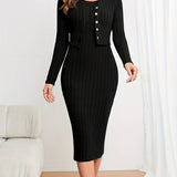 Dzianinowa sukienka midi prążkowana z guzikami i długim rękawem