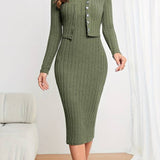Dzianinowa sukienka midi prążkowana z guzikami i długim rękawem