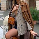 Damska marynarka dwurzędowa w kratkę o klasycznym kroju