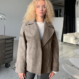 Damska krótka kurtka dwurzędowa w stylu marynarki