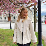 Damska krótka kurtka dwurzędowa w stylu marynarki