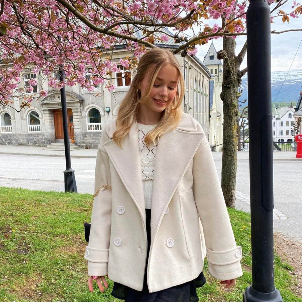 Damska krótka kurtka dwurzędowa w stylu marynarki