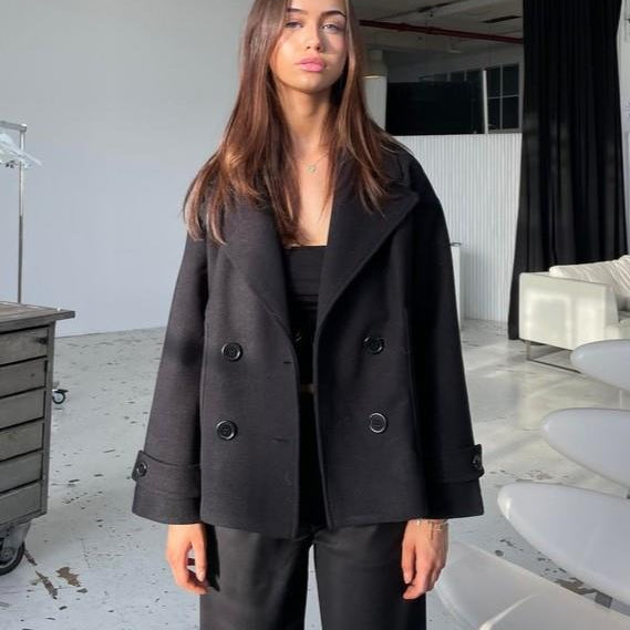 Damska krótka kurtka dwurzędowa w stylu marynarki