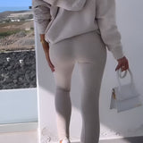 Damski komplet dresowy z odkrytym ramieniem i joggerami