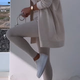 Damski komplet dresowy z odkrytym ramieniem i joggerami