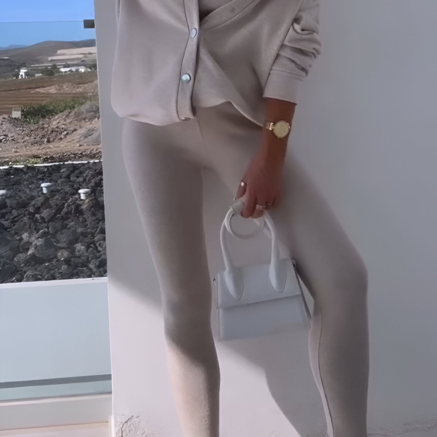 Damski komplet dresowy z odkrytym ramieniem i joggerami