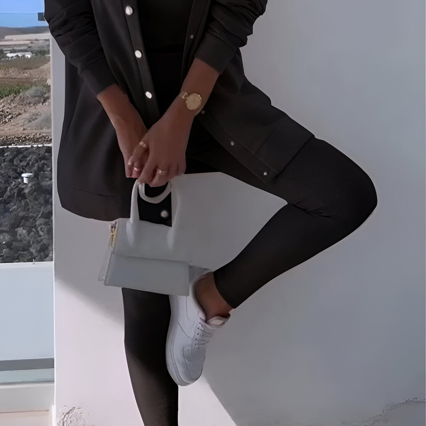 Damski komplet dresowy z odkrytym ramieniem i joggerami