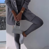 Damski komplet dresowy z odkrytym ramieniem i joggerami