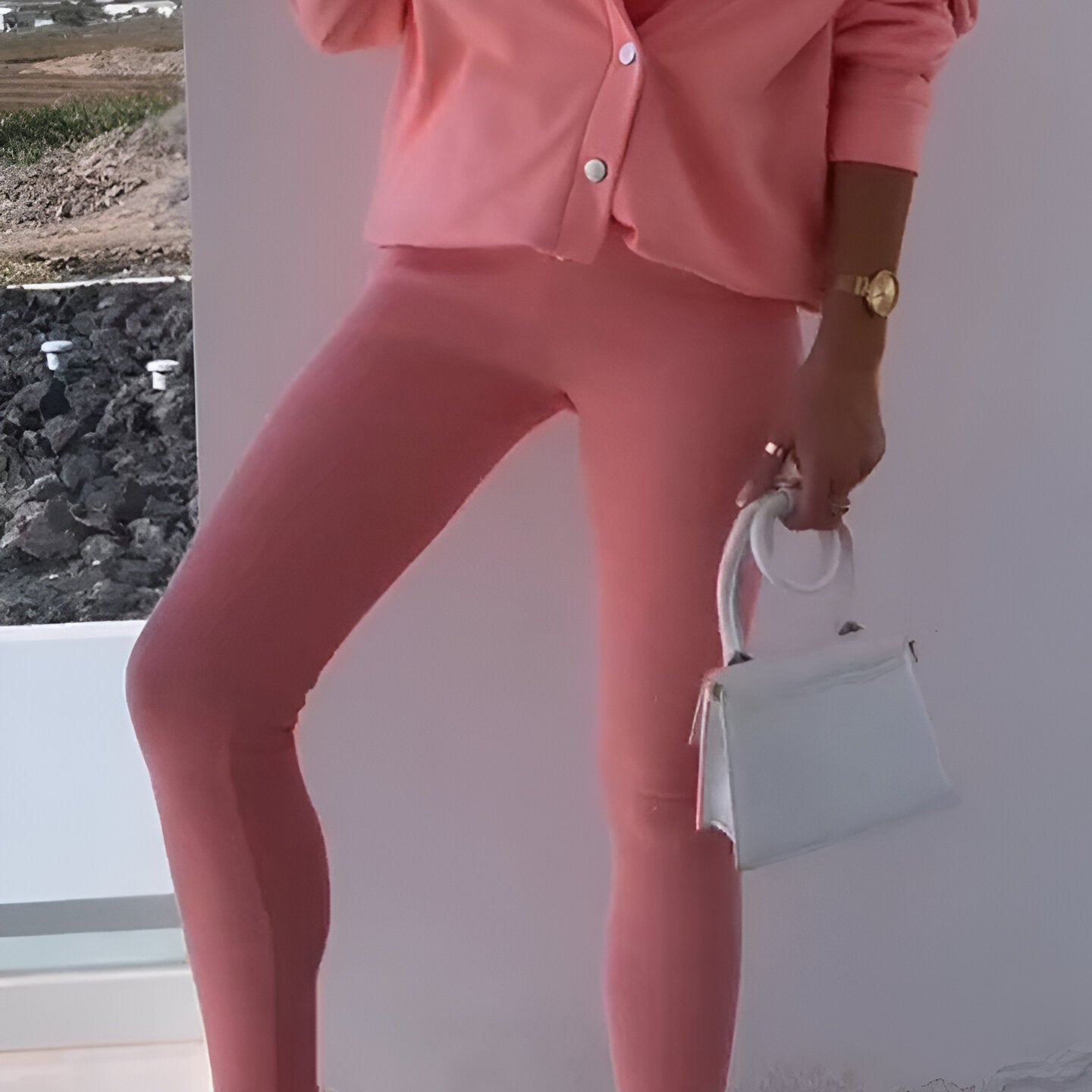 Damski komplet dresowy z odkrytym ramieniem i joggerami