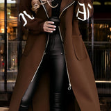 Długi płaszcz damski z kapturem i wzorem na rękawach – ciepły model casualowy