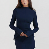 Dopasowana sukienka prążkowana mini z golfem i długim rękawem