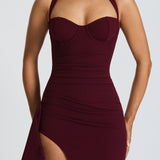 Elegancka sukienka maxi z rozcięciem i gorsetowym dekoltem