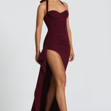 Elegancka sukienka maxi z rozcięciem i gorsetowym dekoltem