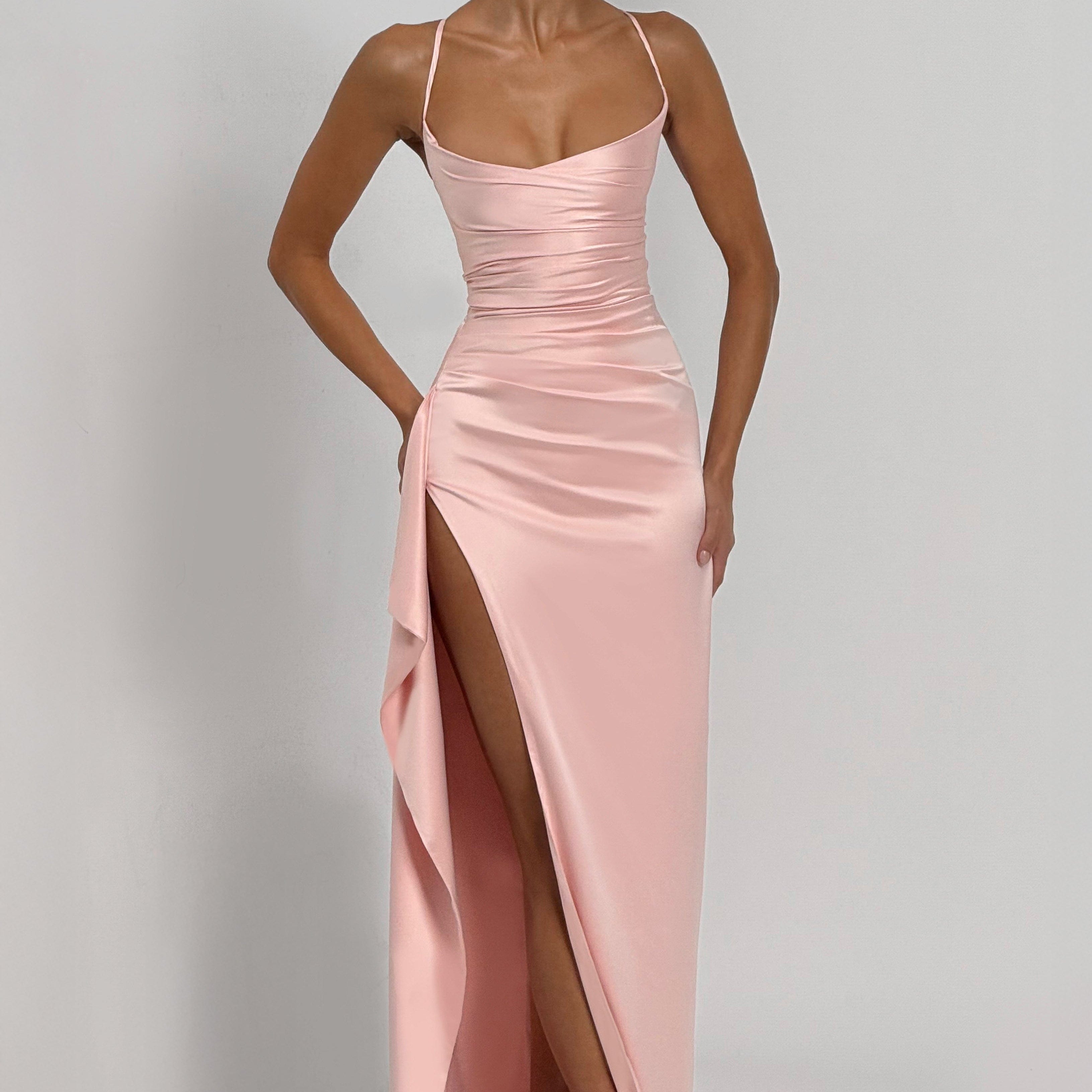 Sukienka satynowa maxi z rozcięciem i drapowaniem