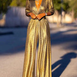 Elegancki kombinezon z połyskiem i kopertowym dekoltem