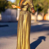 Elegancki kombinezon z połyskiem i kopertowym dekoltem