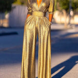 Elegancki kombinezon z połyskiem i kopertowym dekoltem