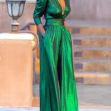 Elegancki kombinezon z połyskiem i kopertowym dekoltem