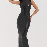 Dopasowana sukienka maxi z efektem skóry i rozcięciem