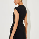 Elegancka sukienka mini z wysokim kołnierzem i kieszeniami