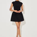 Elegancka sukienka mini z wysokim kołnierzem i kieszeniami