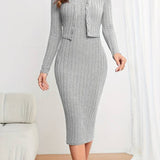 Dzianinowa sukienka midi prążkowana z guzikami i długim rękawem