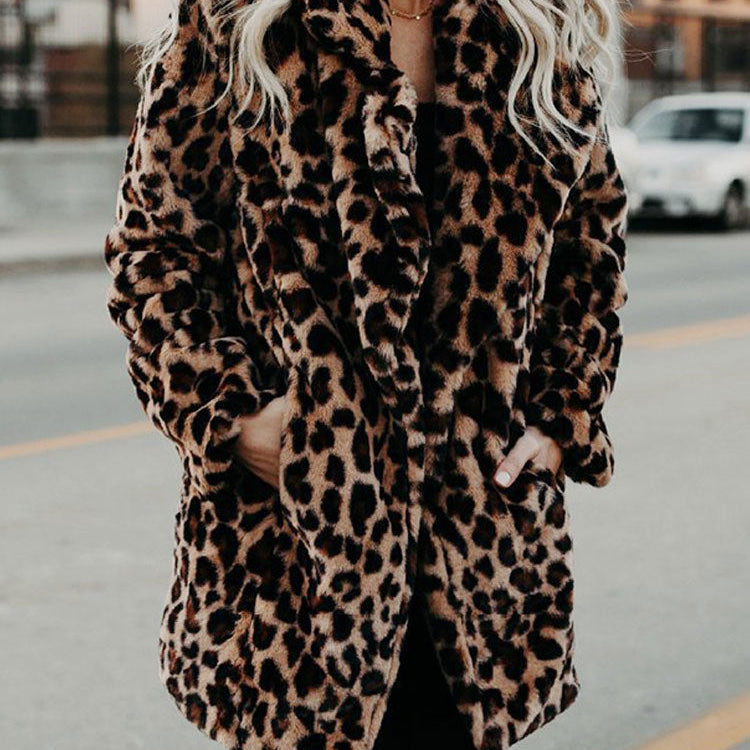 Damskie futerko w panterkę z kołnierzem i kieszeniami