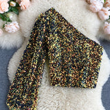 Damski sweter z odkrytym ramieniem i błyszczącą nitką