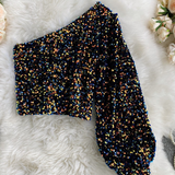 Damski sweter z odkrytym ramieniem i błyszczącą nitką